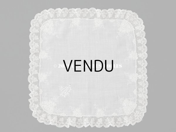 画像2: 19世紀末 アンティーク  結婚式のハンカチ モノグラム刺繍入り　葡萄の葉　ホワイトワーク＆手編みのヴァランシエンヌレース (2)
