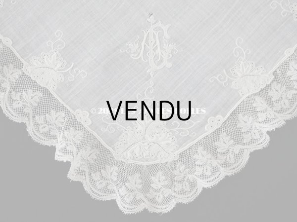 画像3: 19世紀末 アンティーク  結婚式のハンカチ モノグラム刺繍入り　葡萄の葉　ホワイトワーク＆手編みのヴァランシエンヌレース (3)