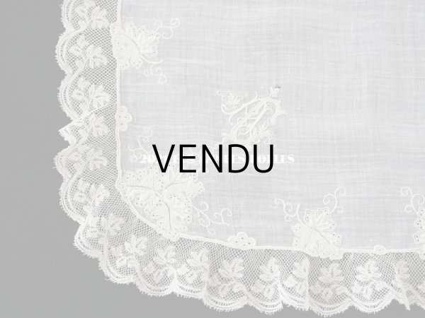画像12: 19世紀末 アンティーク  結婚式のハンカチ モノグラム刺繍入り　葡萄の葉　ホワイトワーク＆手編みのヴァランシエンヌレース (12)