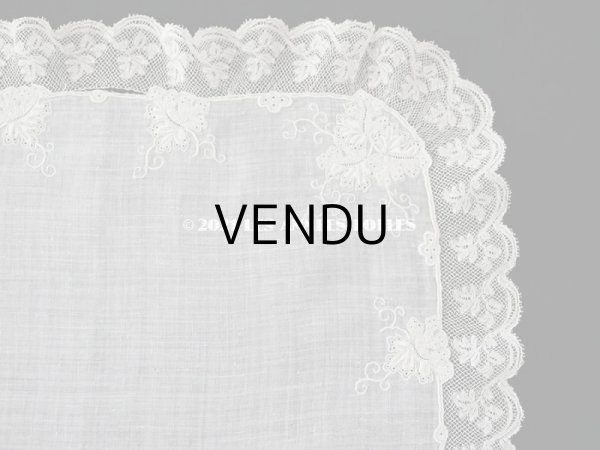 画像11: 19世紀末 アンティーク  結婚式のハンカチ モノグラム刺繍入り　葡萄の葉　ホワイトワーク＆手編みのヴァランシエンヌレース (11)