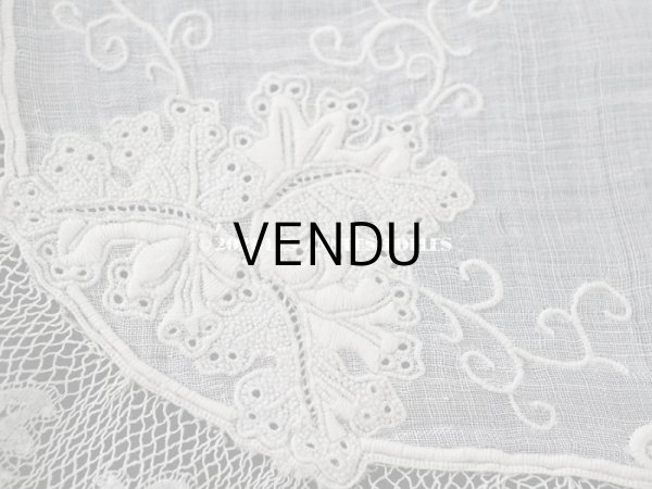 画像5: 19世紀末 アンティーク  結婚式のハンカチ モノグラム刺繍入り　葡萄の葉　ホワイトワーク＆手編みのヴァランシエンヌレース (5)