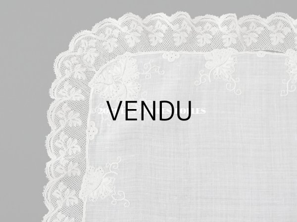 画像10: 19世紀末 アンティーク  結婚式のハンカチ モノグラム刺繍入り　葡萄の葉　ホワイトワーク＆手編みのヴァランシエンヌレース (10)
