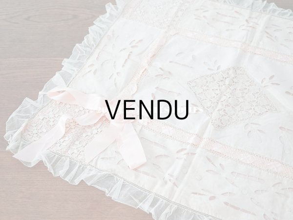 画像4: アンティーク ピンクのシルクリボンが結ばれた　ベビーベッドカバー フィレレース　＆　カットワークレース (4)