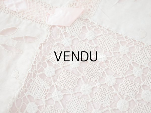 画像10: アンティーク ピンクのシルクリボンが結ばれた　ベビーベッドカバー フィレレース　＆　カットワークレース (10)