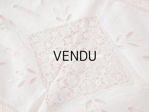 画像11: アンティーク ピンクのシルクリボンが結ばれた　ベビーベッドカバー フィレレース　＆　カットワークレース (11)