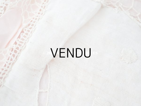 画像14: アンティーク ピンクのシルクリボンが結ばれた　ベビーベッドカバー フィレレース　＆　カットワークレース (14)