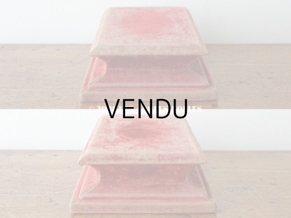 画像4: アンティーク ベルベットの台座 赤　スクエア型　オリジナルラベル付 (4)