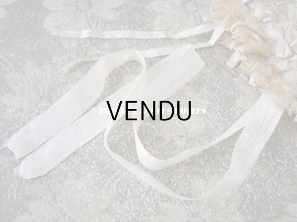 画像15: アンティーク ドール用 ベビー用 小さなボネ 透かし入り花模様のレース　＆　ベビーブルーのシルク地　＆　グレイッシュピンクのリボン (15)