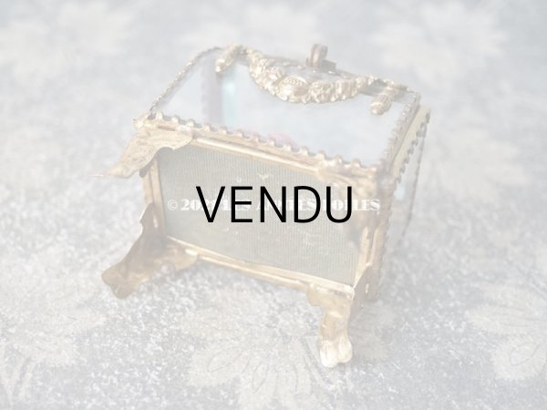 画像8: アンティーク ジュエリーボックス 花とリーフのガーランド シルク製クッション スモーキーレッド (8)