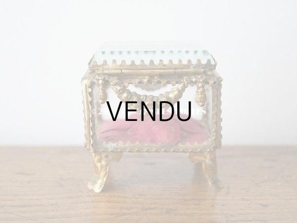 画像4: アンティーク ジュエリーボックス 花とリーフのガーランド シルク製クッション スモーキーレッド (4)