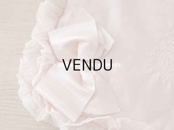 画像9: 19世紀末 アンティーク シルク製 ハンキーケース リボン＆モノグラムのメダイヨンの刺繍入り 淡いピンク ハンカチ用ポシェット  (9)