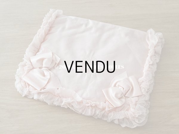 画像5: 19世紀末 アンティーク シルク製 ハンキーケース リボン＆モノグラムのメダイヨンの刺繍入り 淡いピンク ハンカチ用ポシェット  (5)