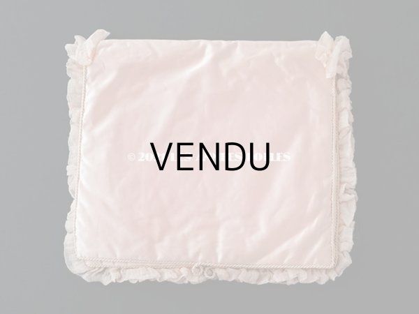 画像3: 19世紀末 アンティーク シルク製 ハンキーケース リボン＆モノグラムのメダイヨンの刺繍入り 淡いピンク ハンカチ用ポシェット  (3)