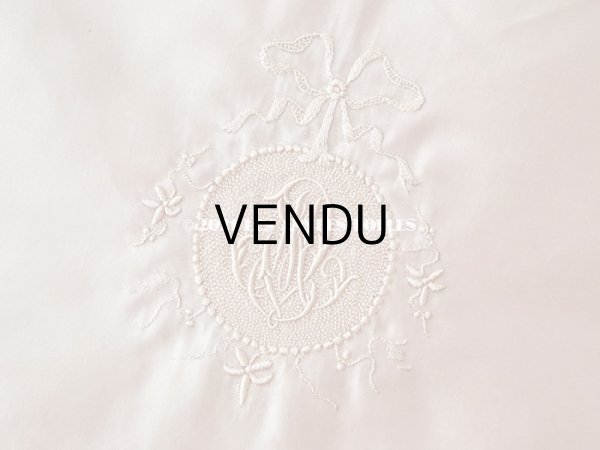 画像7: 19世紀末 アンティーク シルク製 ハンキーケース リボン＆モノグラムのメダイヨンの刺繍入り 淡いピンク ハンカチ用ポシェット  (7)