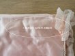 画像15: 19世紀末 アンティーク シルク製 ハンキーケース リボン＆モノグラムのメダイヨンの刺繍入り 淡いピンク ハンカチ用ポシェット  (15)