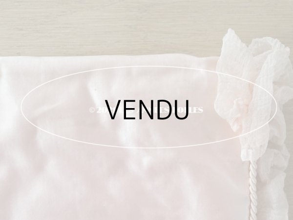 画像15: 19世紀末 アンティーク シルク製 ハンキーケース リボン＆モノグラムのメダイヨンの刺繍入り 淡いピンク ハンカチ用ポシェット  (15)