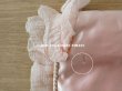 画像14: 19世紀末 アンティーク シルク製 ハンキーケース リボン＆モノグラムのメダイヨンの刺繍入り 淡いピンク ハンカチ用ポシェット  (14)
