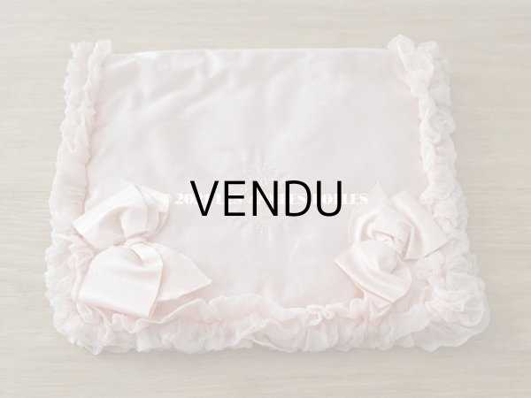 画像4: 19世紀末 アンティーク シルク製 ハンキーケース リボン＆モノグラムのメダイヨンの刺繍入り 淡いピンク ハンカチ用ポシェット  (4)