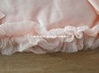 画像10: 19世紀末 アンティーク シルク製 ハンキーケース リボン＆モノグラムのメダイヨンの刺繍入り 淡いピンク ハンカチ用ポシェット  (10)