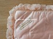 画像13: 19世紀末 アンティーク シルク製 ハンキーケース リボン＆モノグラムのメダイヨンの刺繍入り 淡いピンク ハンカチ用ポシェット  (13)
