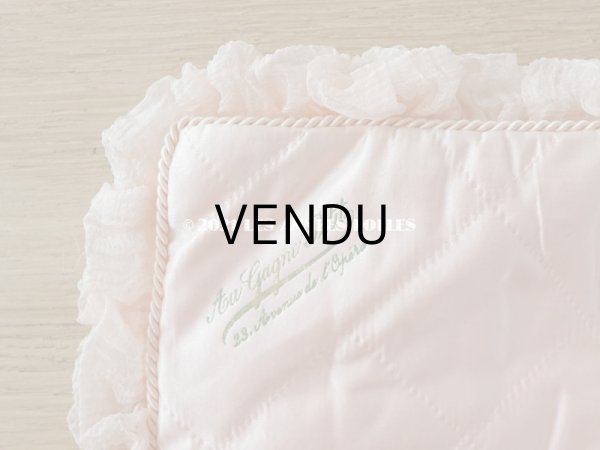 画像13: 19世紀末 アンティーク シルク製 ハンキーケース リボン＆モノグラムのメダイヨンの刺繍入り 淡いピンク ハンカチ用ポシェット  (13)