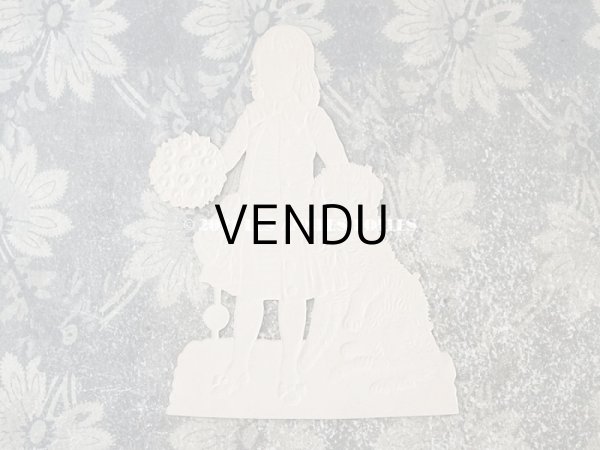 画像2: 1900年代 アンティーク 大きなダイカットクロモ　薔薇のブーケを持つ少女 (2)