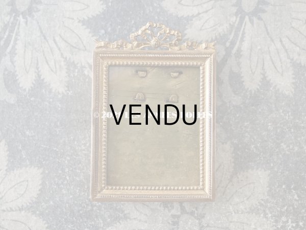 画像3: 【クリスマスセール2021対象外】アンティーク とても小さなフォトフレーム 　リボンモチーフ付き (3)