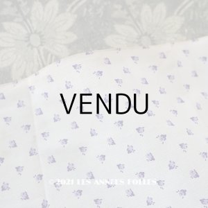 画像: 【クリスマスセール2021対象外】アンティーク  小さな薄紫の薔薇模様 コットンファブリック ドールドレス 43×26.7cm