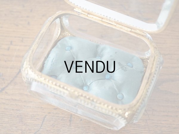 画像11: 19世紀末 アンティーク ジュエリーボックス スモーキーブルーのクッション ロカイユ装飾の脚 (11)