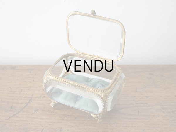 画像9: 19世紀末 アンティーク ジュエリーボックス スモーキーブルーのクッション ロカイユ装飾の脚 (9)