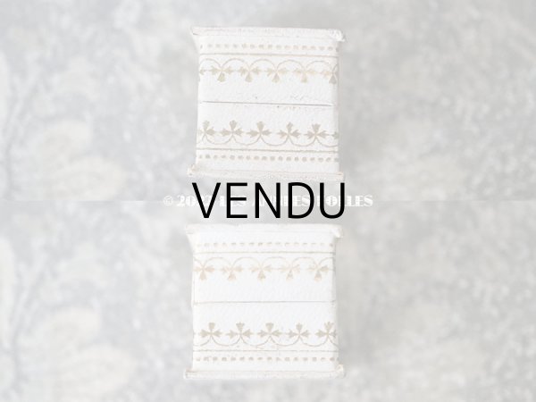 画像4: アンティーク 金彩入り オフホワイトのリングボックス ジュエリーボックス  (4)