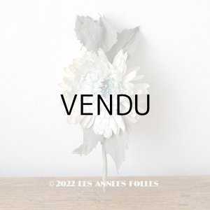 画像:  アンティーク 布花 西洋菊 クリザンテーム　コサージュ パウダーブルー