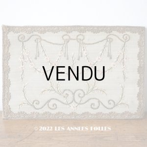 画像: アンティーク リボン刺繍のパネル 淡いピンクの花　＆　タッセル