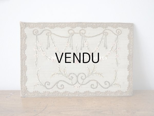 画像2: アンティーク リボン刺繍のパネル 淡いピンクの花　＆　タッセル (2)