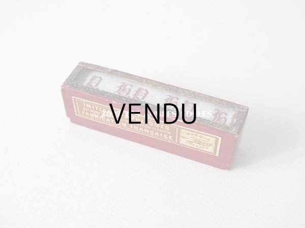 画像2: 1900年代 アンティーク 硝子の蓋の紙箱入り イニシャルテープ HP (2)