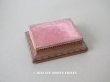 画像1: アンティーク とても小さな　ベルベットの台座 ピンク　13.4✗10.2✗4.2cm (1)