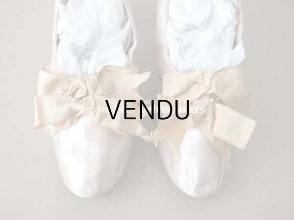 画像4: 1860~1870年代 ナポレオン3世時代 アンティーク 小さなシューズ パウダーピンクのシルクサテン (4)