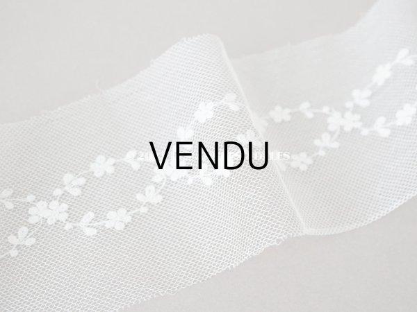 画像2: 1900年代 アンティーク 花の刺繍入り　チュールレース  約7.5cm幅  (2)