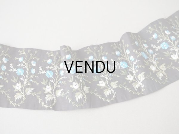 画像2: 19世紀末 アンティーク シルク製リボン 花の手刺繍　3.6ｍ　幅8.8cm (2)