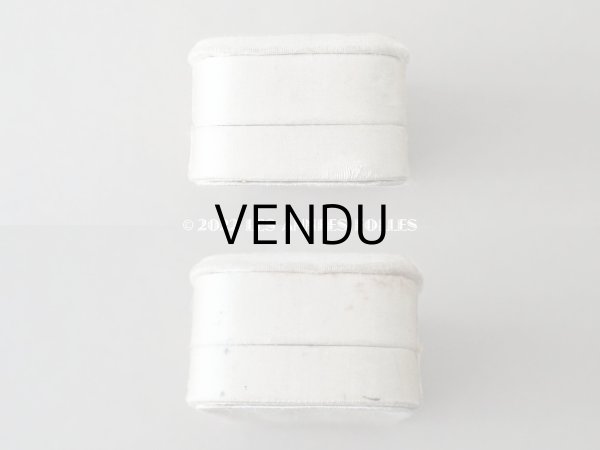 画像5: 1900年代 アンティーク  イニシャル入り シルクサテンのジュエリーボックス  淡いグレーベージュ (5)