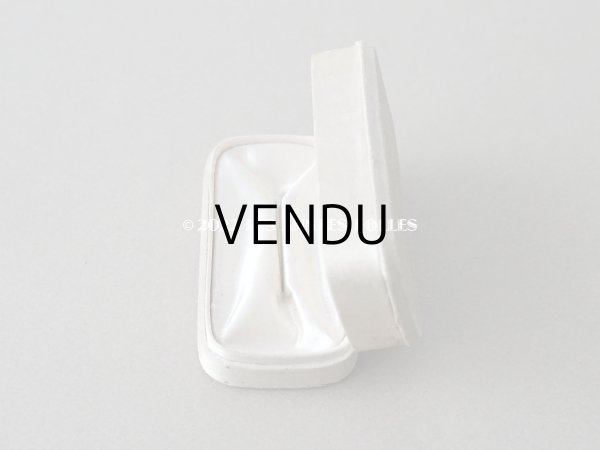 画像7: 1900年代 アンティーク  イニシャル入り シルクサテンのジュエリーボックス  淡いグレーベージュ (7)