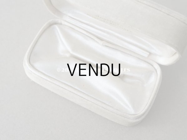 画像9: 1900年代 アンティーク  イニシャル入り シルクサテンのジュエリーボックス  淡いグレーベージュ (9)