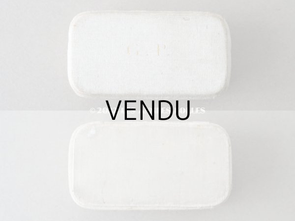 画像3: 1900年代 アンティーク  イニシャル入り シルクサテンのジュエリーボックス  淡いグレーベージュ (3)