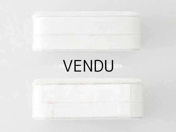 画像4: 1900年代 アンティーク  イニシャル入り シルクサテンのジュエリーボックス  淡いグレーベージュ (4)