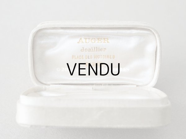 画像8: 1900年代 アンティーク  イニシャル入り シルクサテンのジュエリーボックス  淡いグレーベージュ (8)