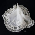 画像: 19世紀末 アンティーク  結婚式のハンカチ モノグラム刺繍入り　ホワイトワーク＆手編みのヴァランシエンヌレース