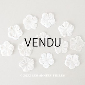 画像: アンティーク 布花材料 グレーベージュ ベルベットの花びらのセット 42ピース 直径2.2cm