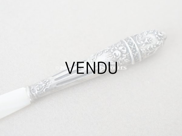 画像3: 1900年代 アンティーク シルバー&シェル製 薔薇のリース柄 小さなペーパーナイフ (3)