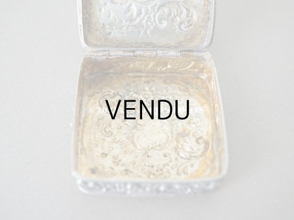 画像9: アンティーク シャトレーヌ用 シルバー製　ロカイユ装飾のパウダーケース (9)