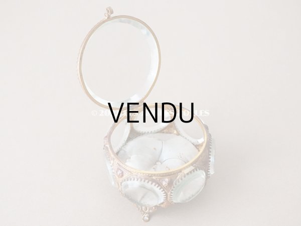 画像7: 19世紀末 アンティーク ジュエリーボックス パウダーブルーのクッション ラウンド型 ロカイユ装飾の脚 (7)